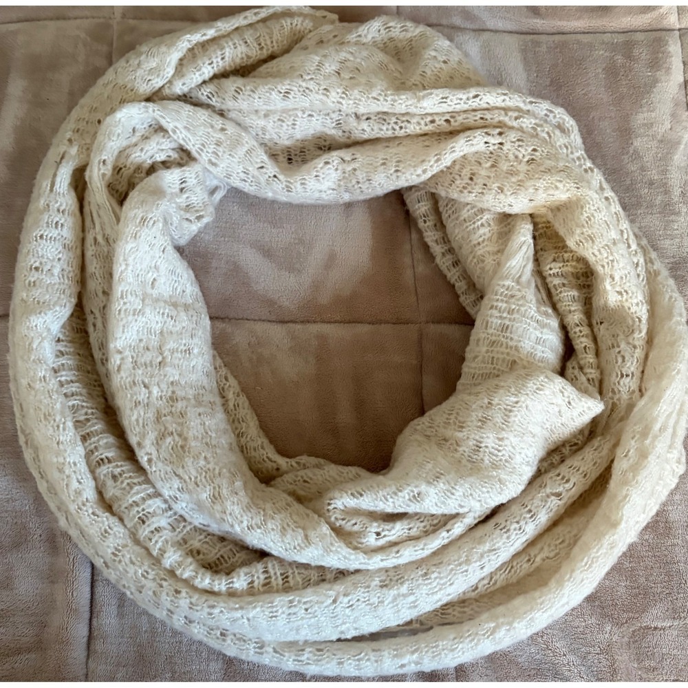 NWOT Paula Bianco Infinity Scarf Super Soft!